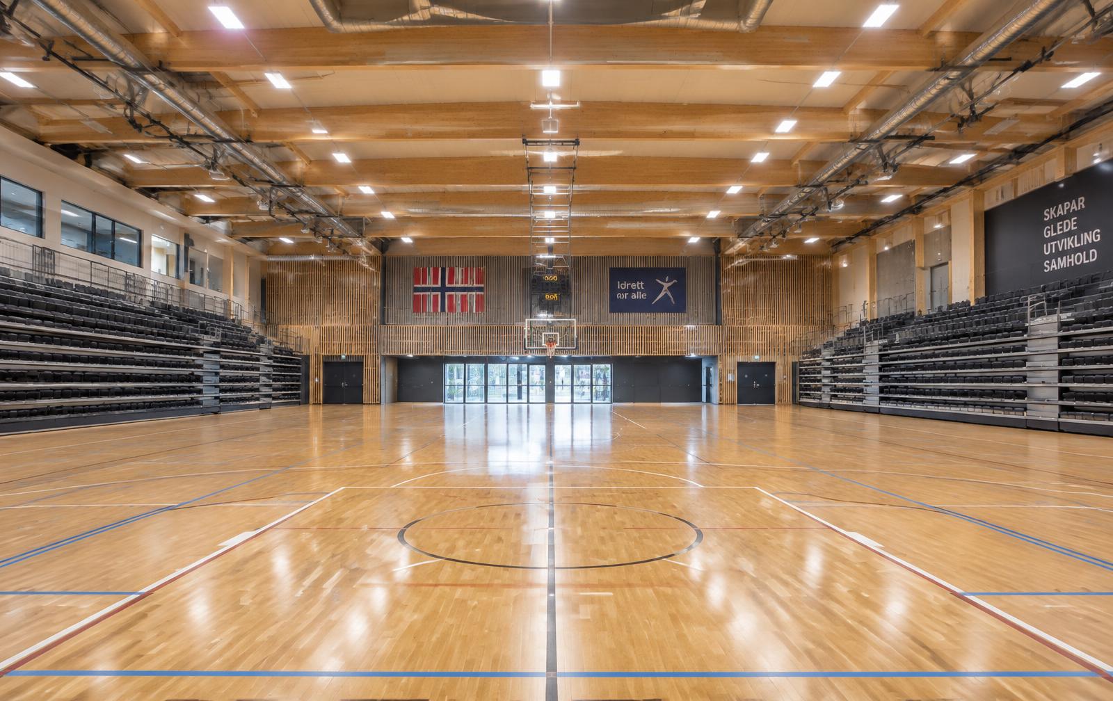 Ballhallen i Kongsberghallen med parkett og nye tribuner
